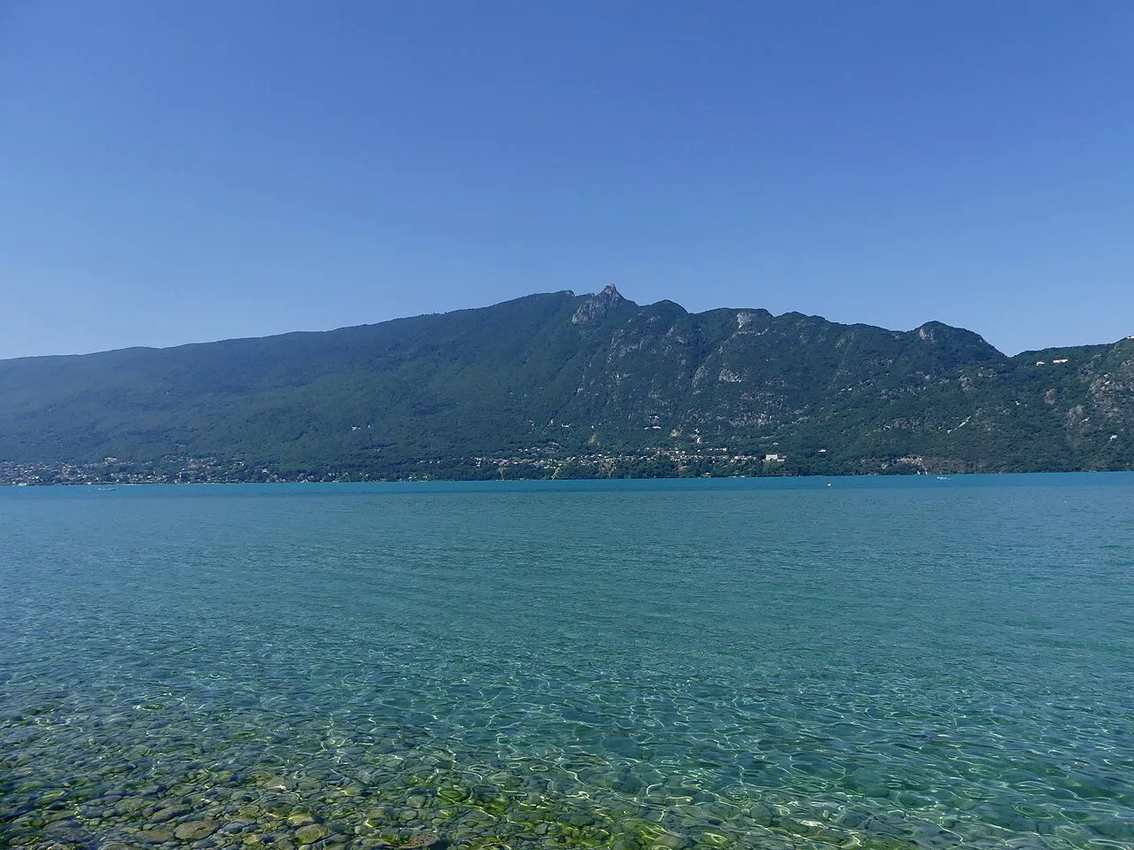 Le lac du Bourget et le Mont du Chat, à Aix-les-Bains